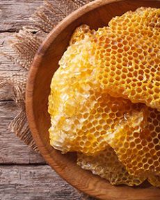 Miel en rayon en direct de la ruche avec cire et miel à consommer ensemble pour retrouver les plaisirs de l'enfance et faire découvrir à ses enfants.