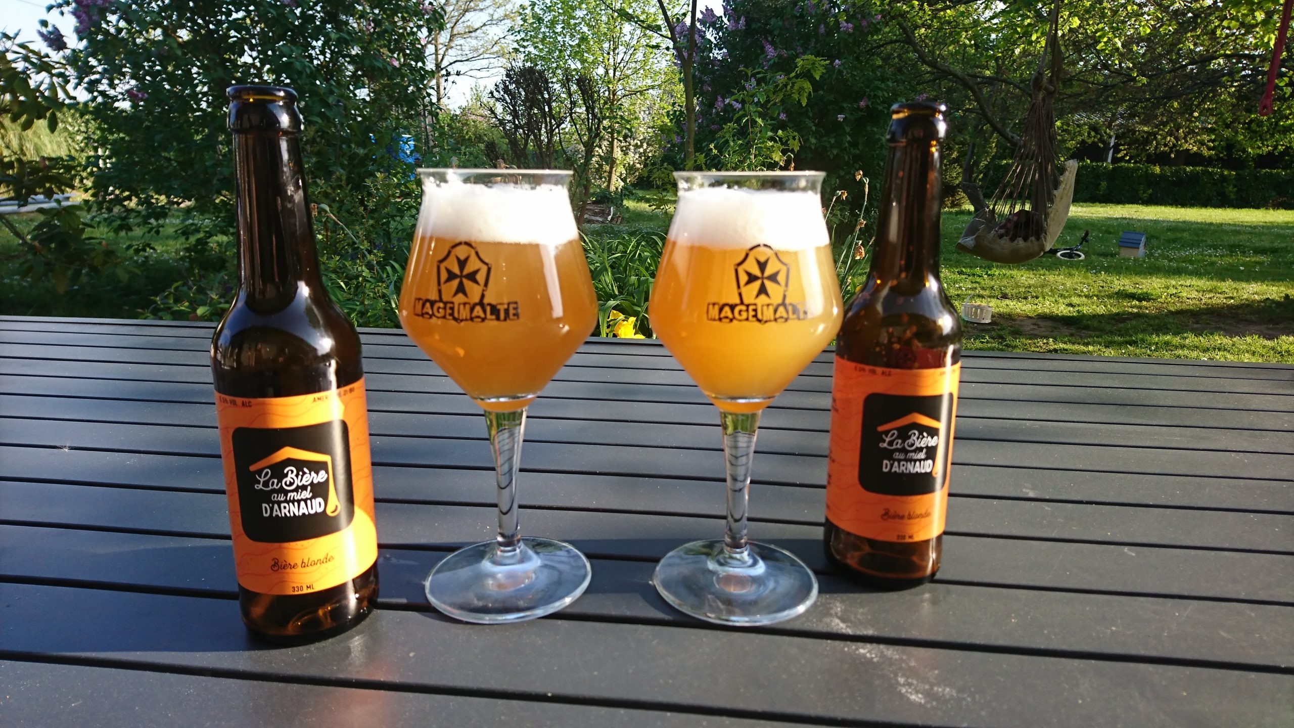 La bière au Miel du Miel d'Arnaud est une recette exclusive de la brasserie Mage malte de Mamers. Blonde Douce Rafraîchissante avec des arômes de miel mais non sucrée, elle conviendra à tous les palais.