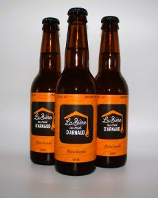 La bière au Miel du Miel d'Arnaud est une recette exclusive de la brasserie Mage malte de Mamers. Blonde Douce Rafraîchissante avec des arômes de miel mais non sucrée, elle conviendra à tous les palais.