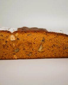 Le pain d'épice du Miel d'Arnaud est léger, moelleux et gourmand avec ses amandes, noisettes et raisins secs.