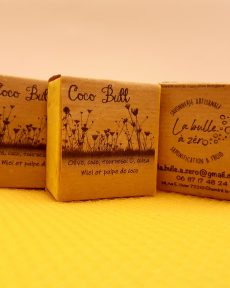 Ce savon doux pour le corps et le visage au Miel de printemps de chez Arnaud est réalisé par la savonnière Fabienne Goyeau de Chemiré-le-Gaudin.